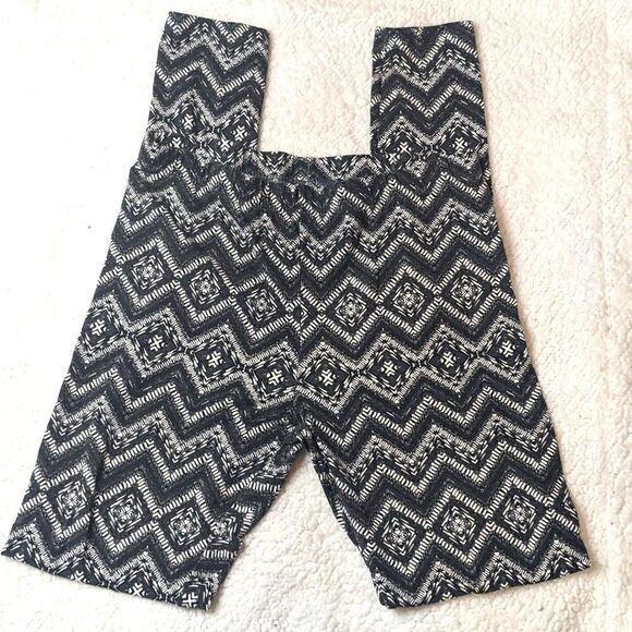 💜5/$25 medium Mossimo supply Co black and white patterned leggings - Picture 1 of 3